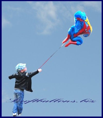 schau-wie-schoen-er-fliegt-der-luftballon